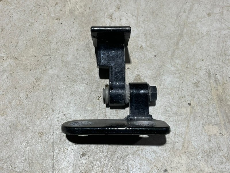 Петля двери передней правой нижняя