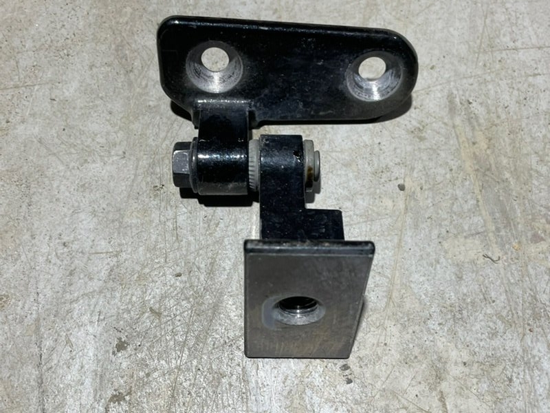 Петля двери передней правой нижняя