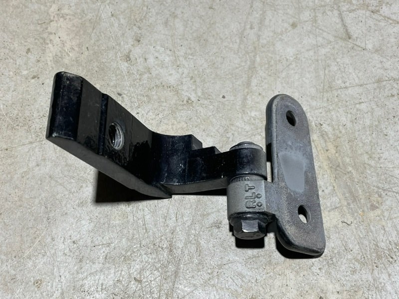 Петля двери задней правой нижняя