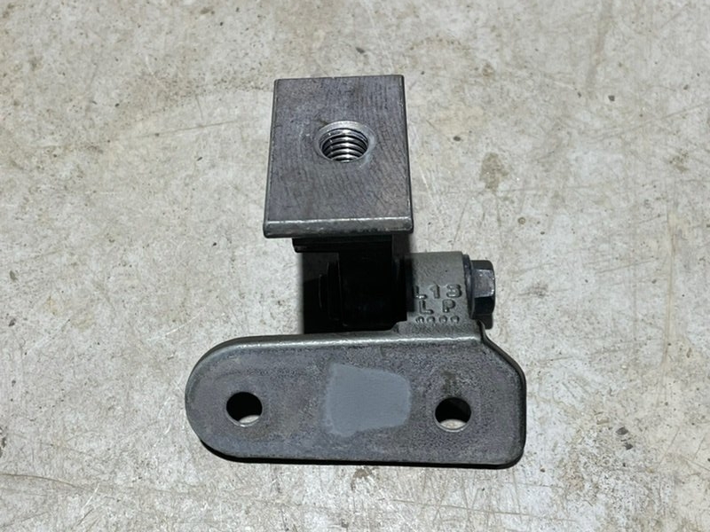 Петля двери