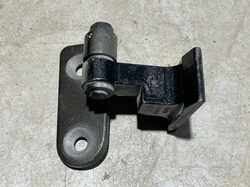 Петля двери