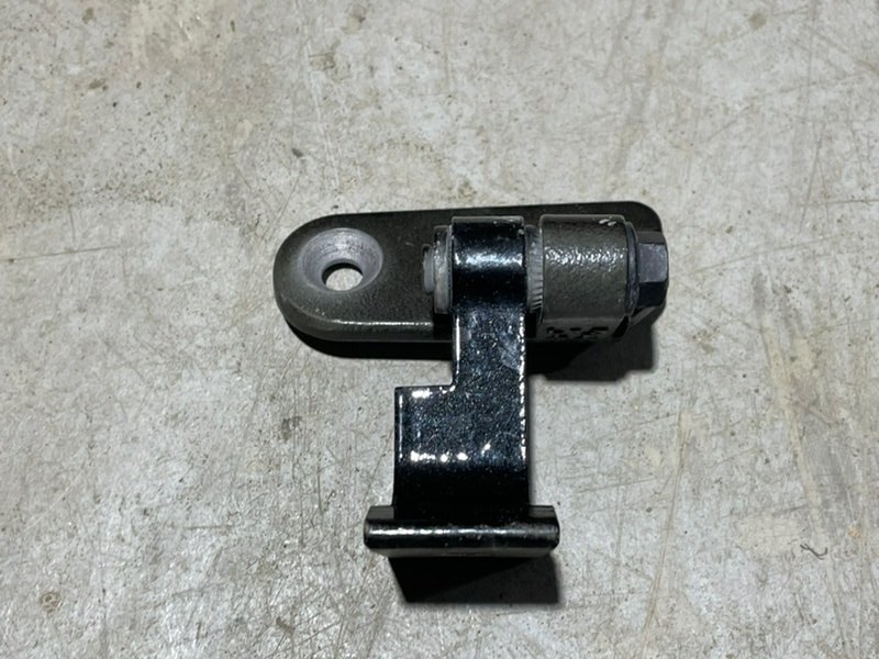 Петля двери