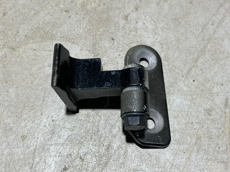 Петля двери