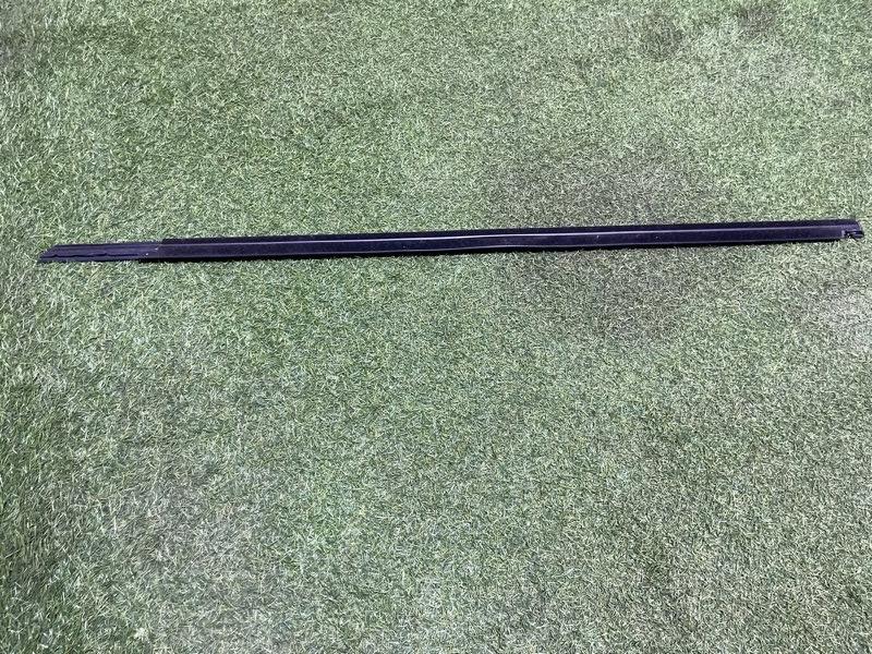 Накладка стекла переднего левого