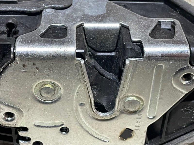 Замок двери задней правой