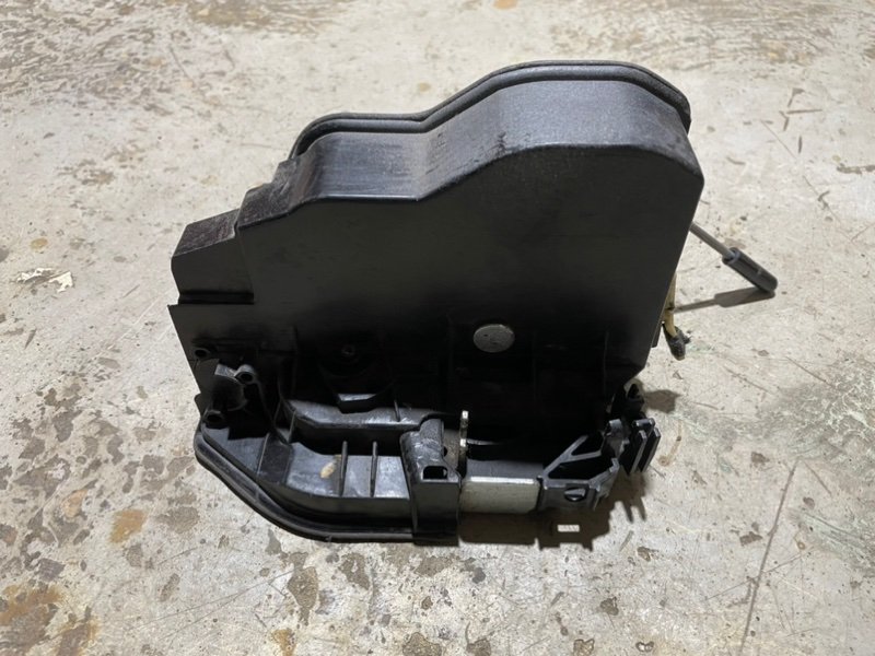 Замок двери задней правой