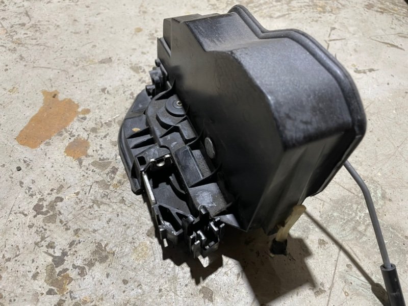 Замок двери задней правой