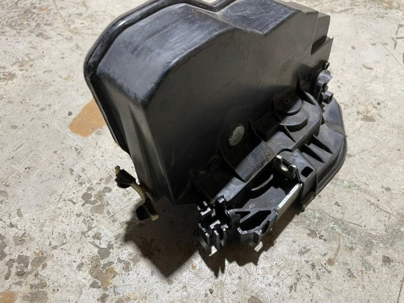 Замок двери задней левой