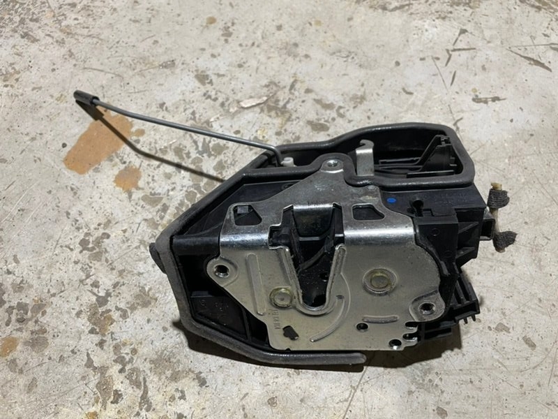 Замок двери задней левой