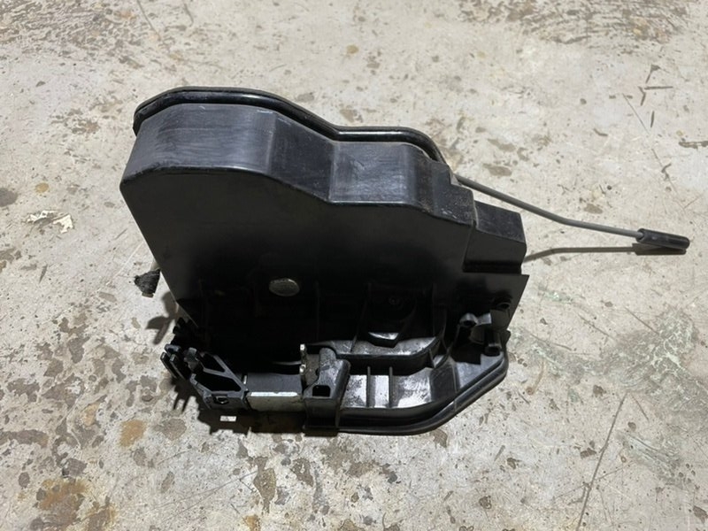 Замок двери задней левой