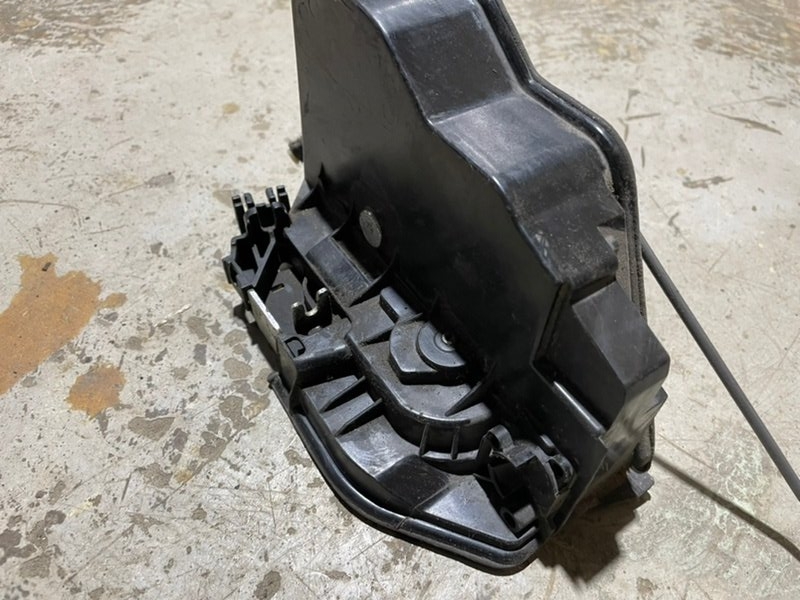 Замок двери задней левой