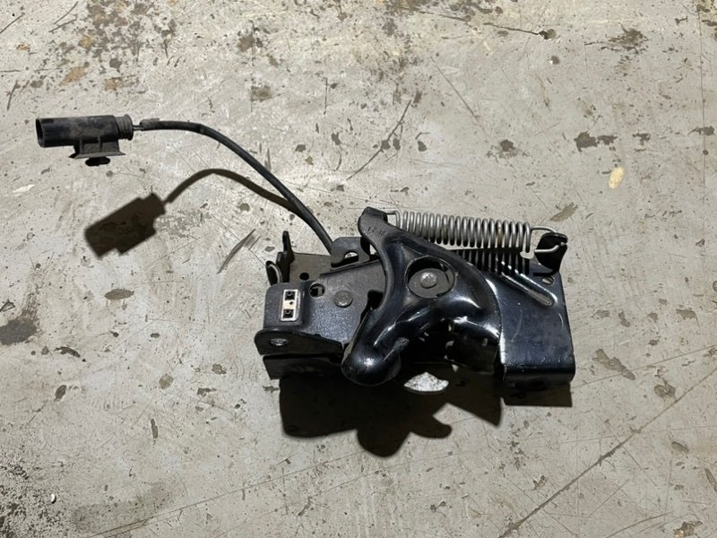 Замок капота