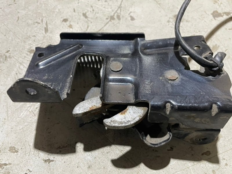 Замок капота