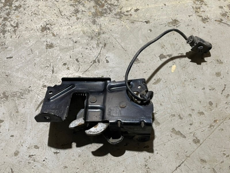 Замок капота