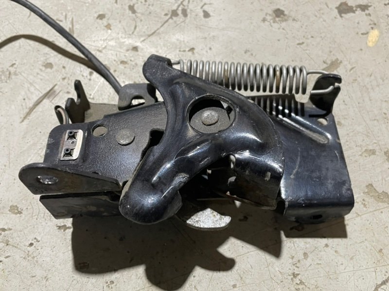 Замок капота