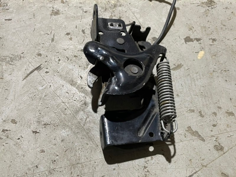 Замок капота