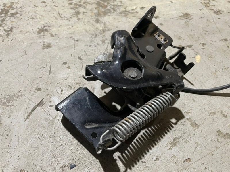 Замок капота