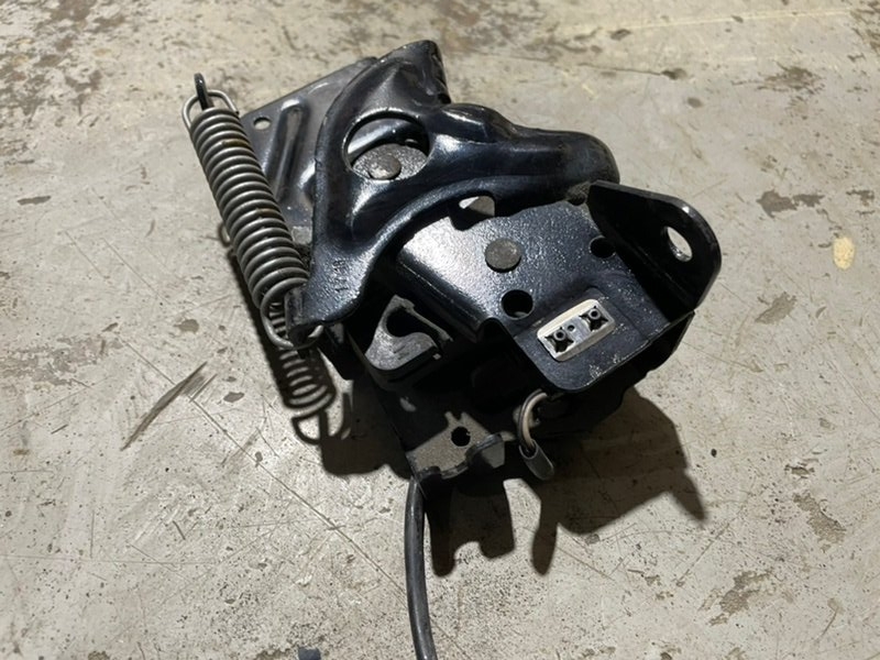 Замок капота