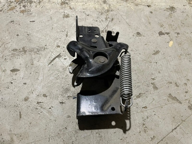 Замок капота