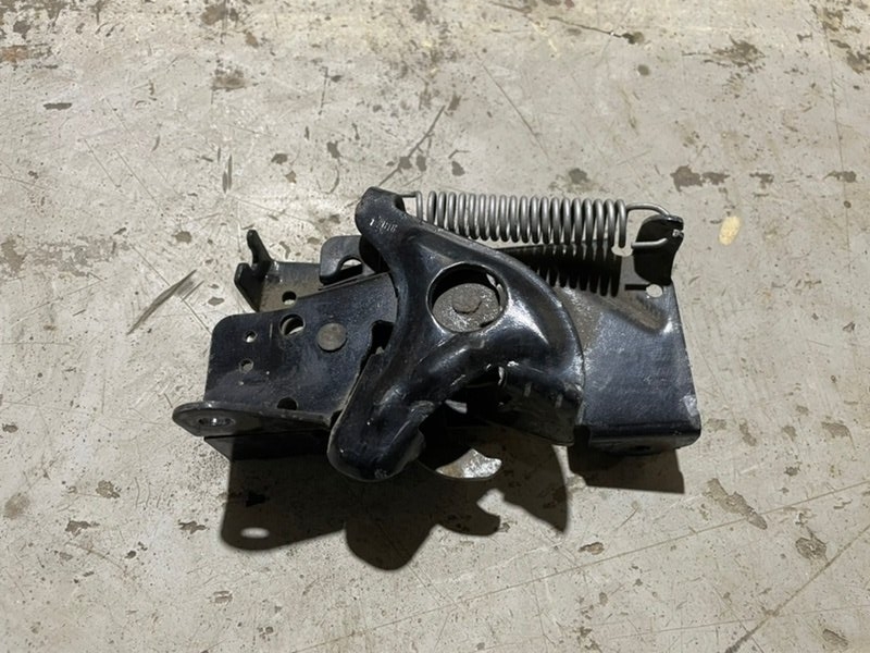 Замок капота