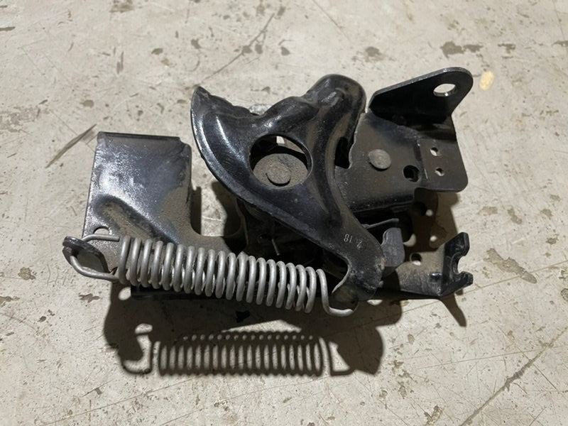 Замок капота