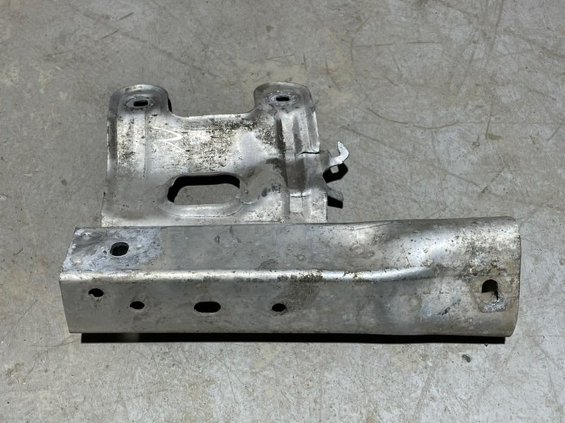 Кронштейн усилителя переднего бампера левый