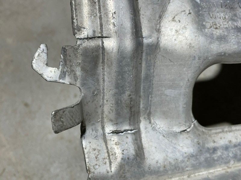 Кронштейн усилителя переднего бампера левый