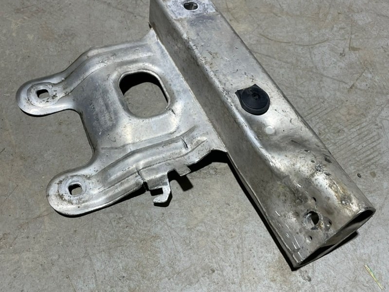 Кронштейн усилителя переднего бампера левый