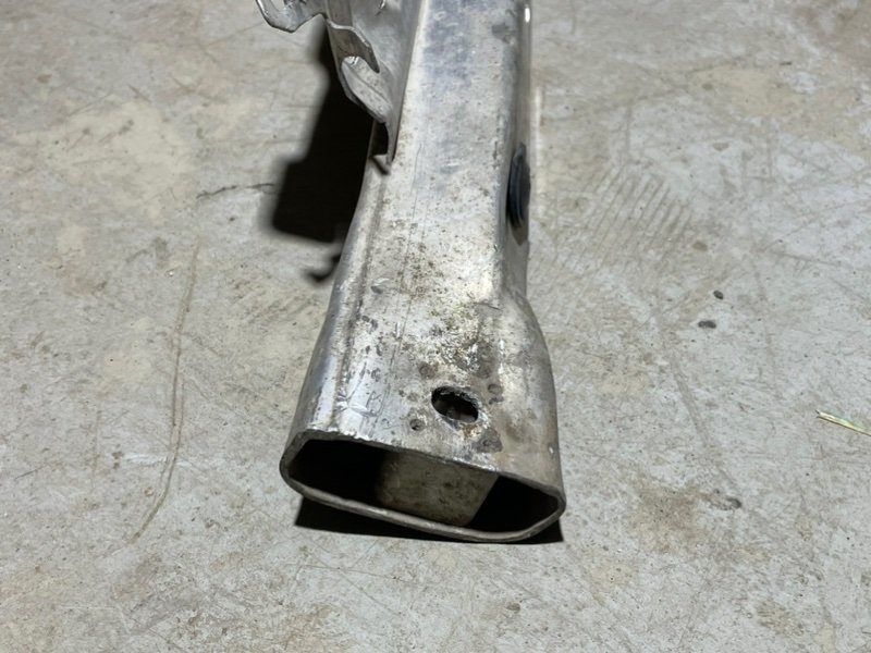 Кронштейн усилителя переднего бампера левый