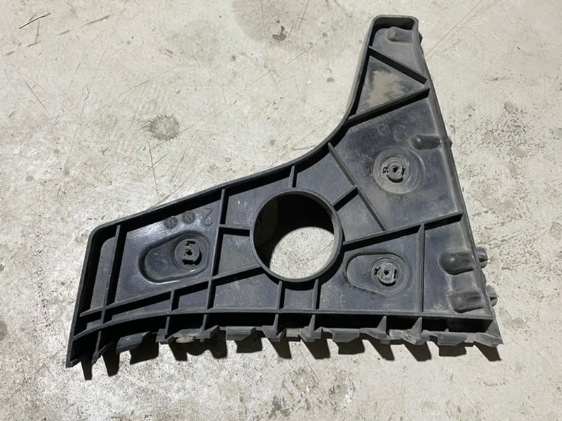 Кронштейн заднего бампера левый