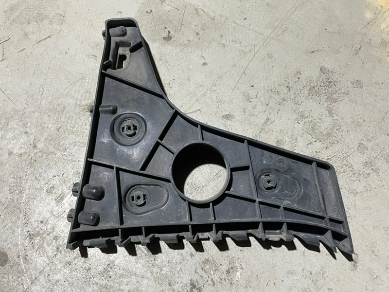 Кронштейн заднего бампера правый