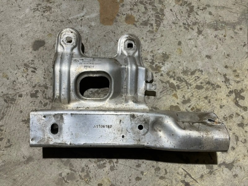 Кронштейн усилителя переднего бампера правый