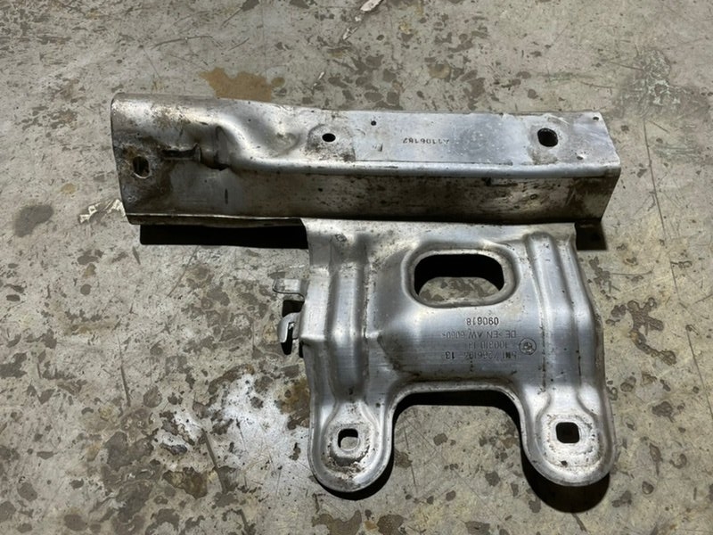 Кронштейн усилителя переднего бампера правый