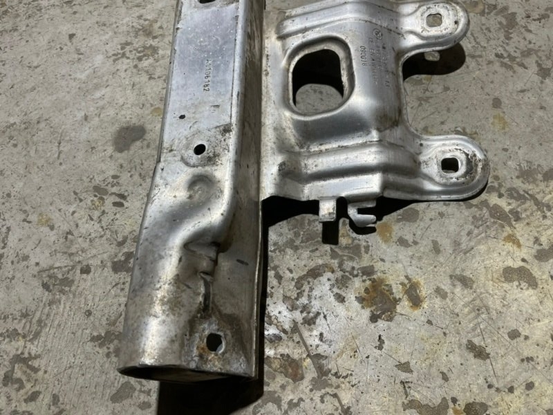 Кронштейн усилителя переднего бампера правый