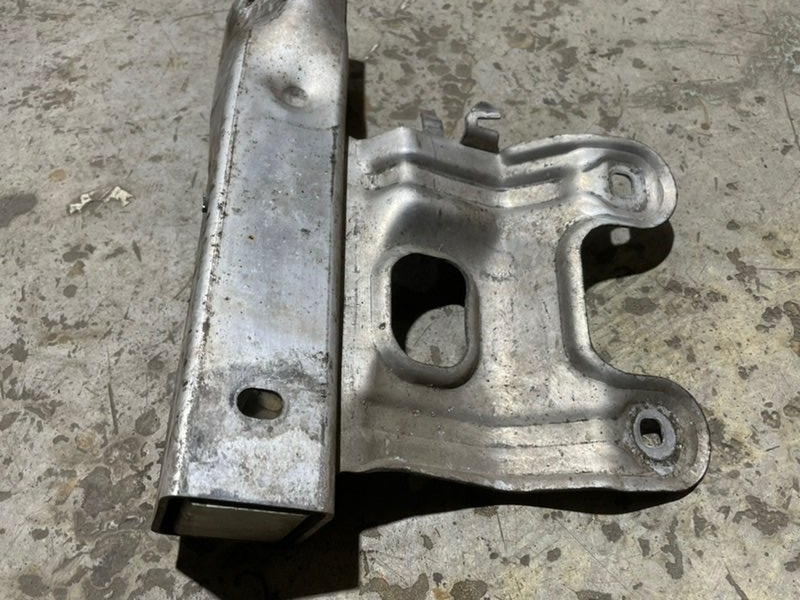 Кронштейн усилителя переднего бампера правый