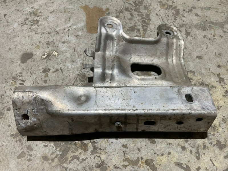 Кронштейн усилителя переднего бампера правый