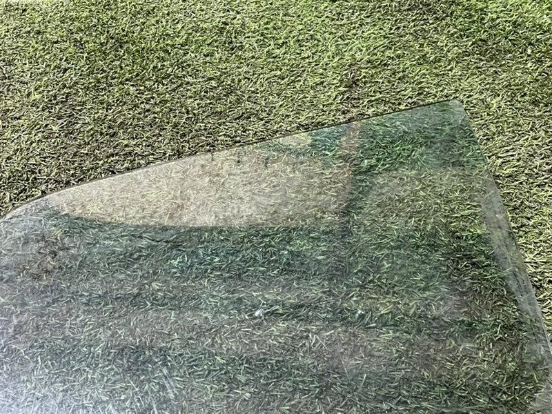 Стекло двери передней левой