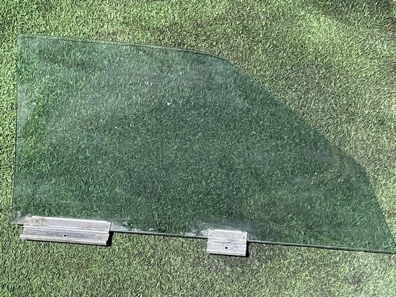 Стекло двери передней левой