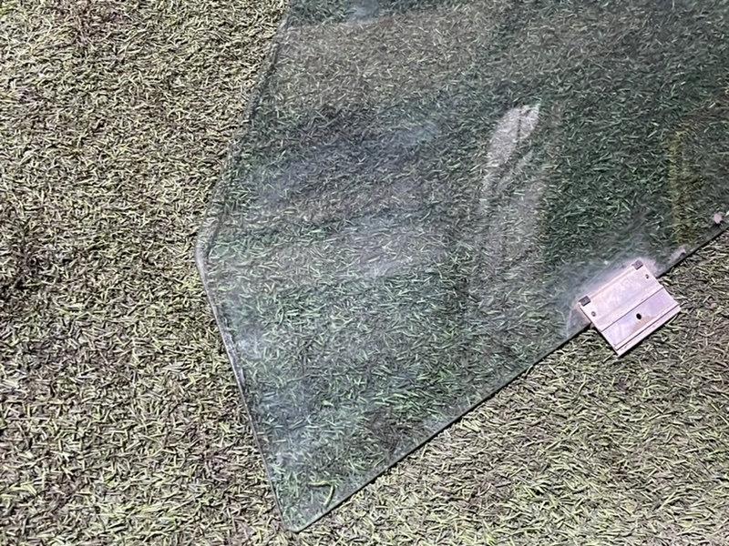 Стекло двери передней левой