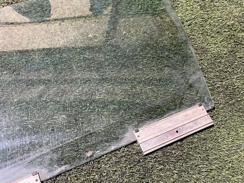 Стекло двери передней левой