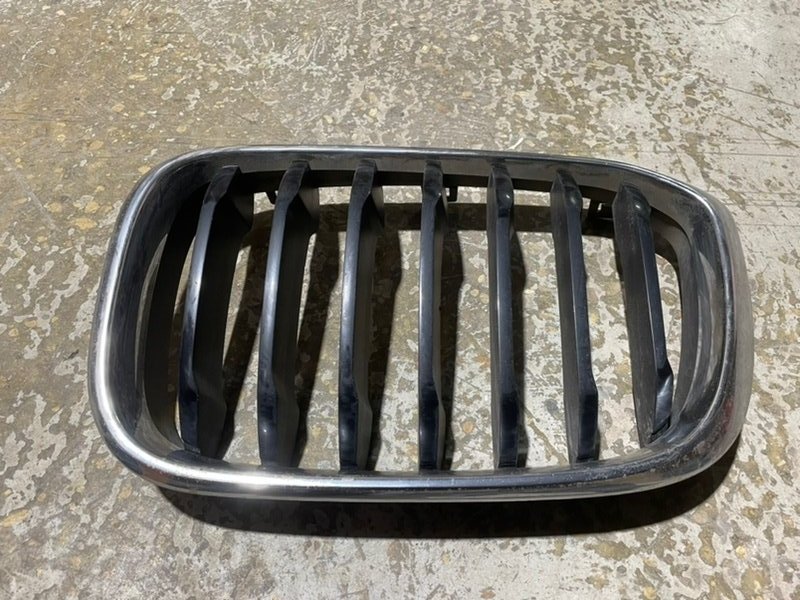 Решетка радиатора левая