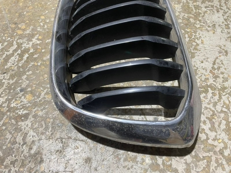 Решетка радиатора левая