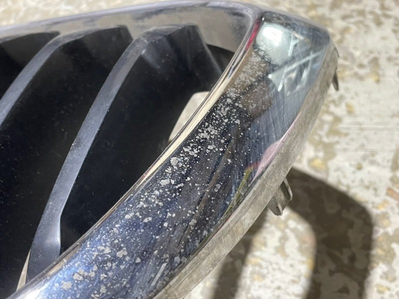 Решетка радиатора левая