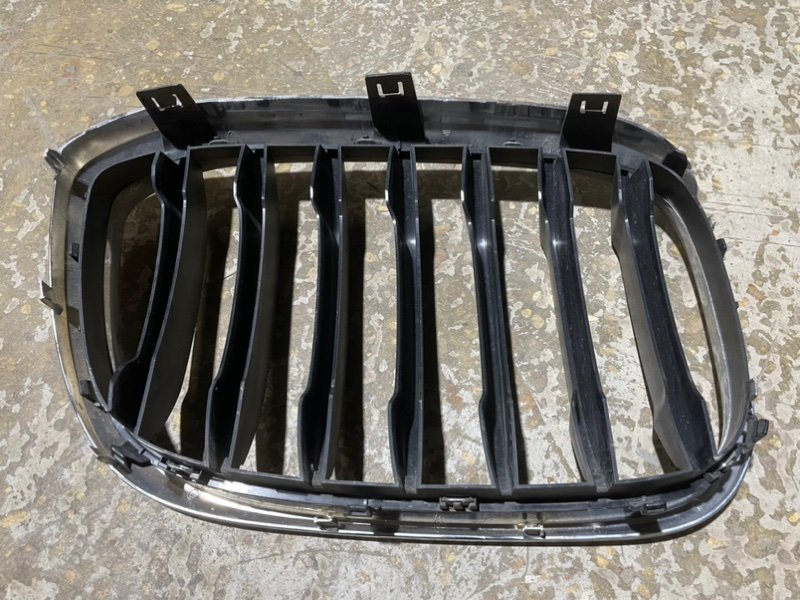 Решетка радиатора левая