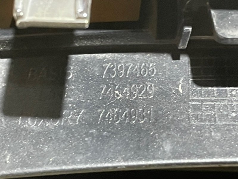 Решетка радиатора левая