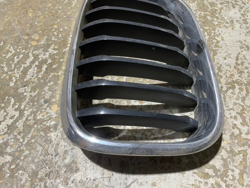 Решетка радиатора левая