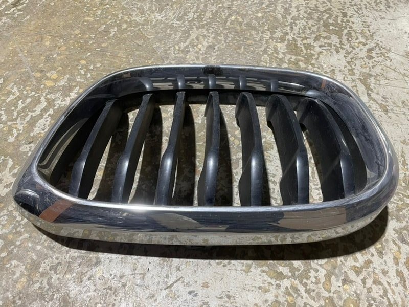 Решетка радиатора левая