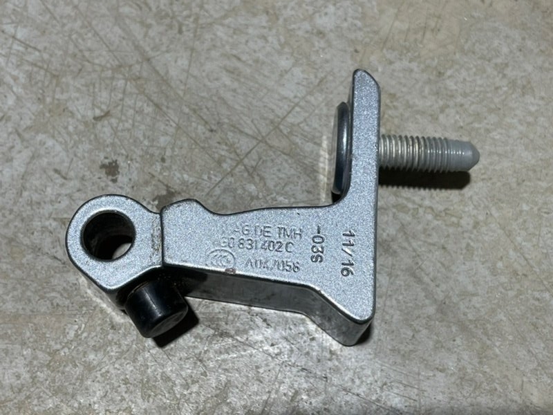 Петля двери передней правой нижняя