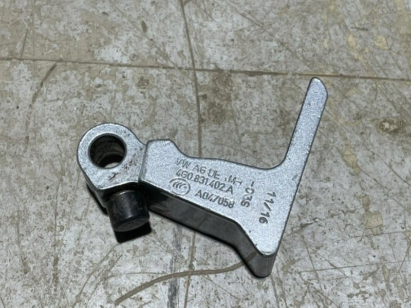 Петля двери передней правой нижняя