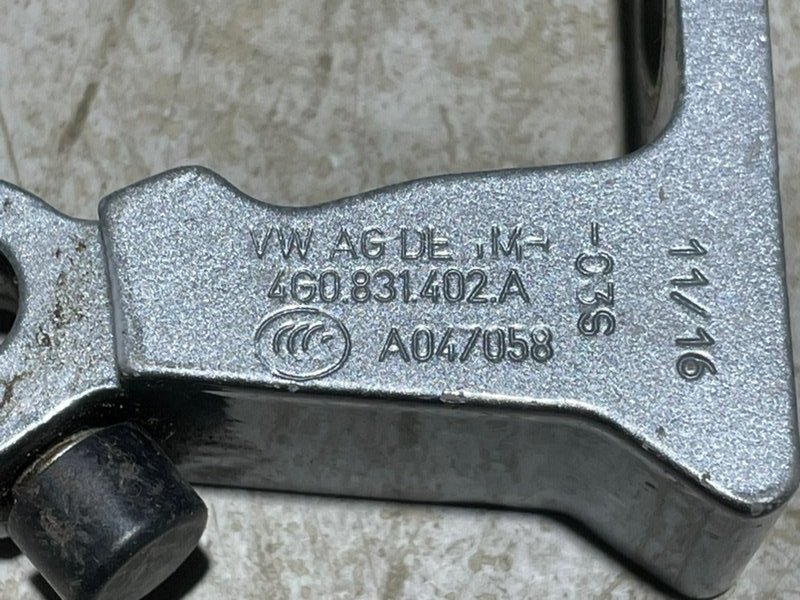 Петля двери передней правой нижняя